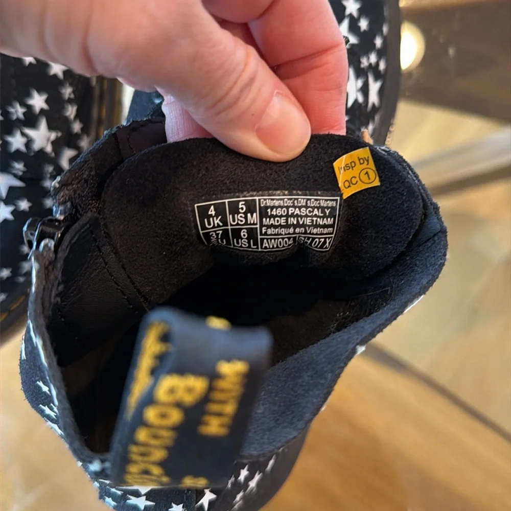 Dr Martens 1460 Pascal Star Air Wair boots. Fun star design! - Picture 4 of 5
